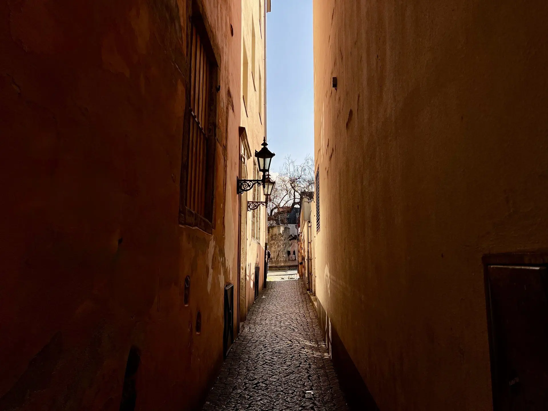 eine gemütliche enge Gasse in der kölner altstadt
