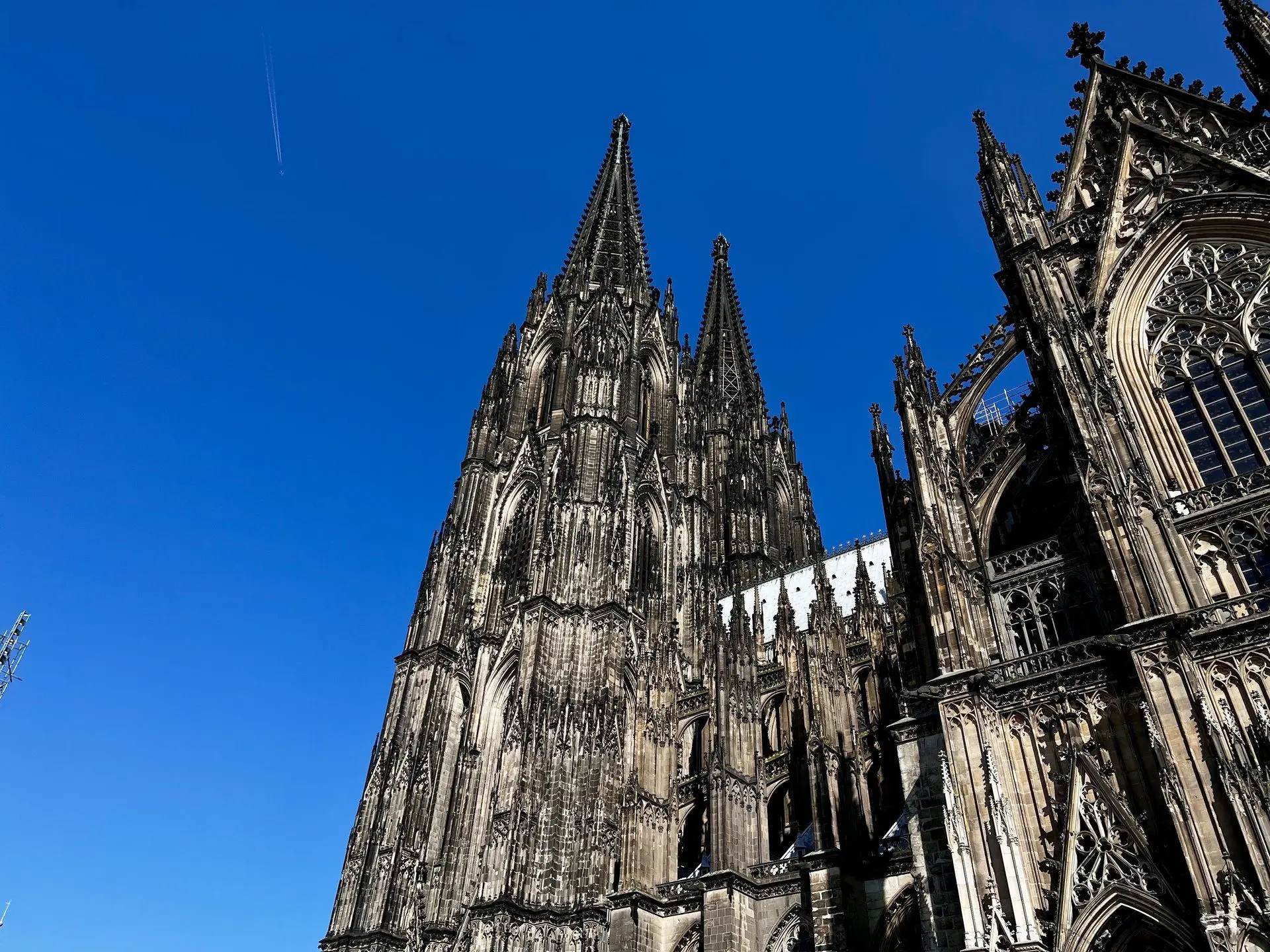 der kölner dom vor einem blauen himmel